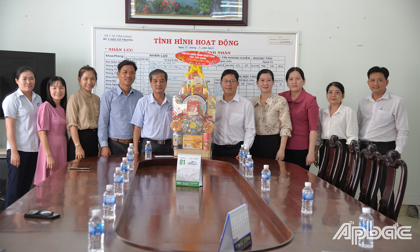 Đồng chí Trần Thanh Nguyên chúc tết Bệnh viện Y Học Cổ Truyền tỉnh Tiền Giang
