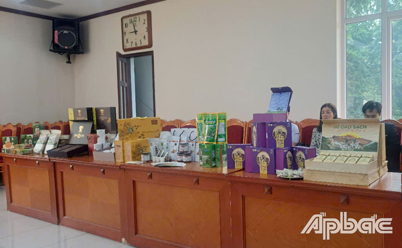 Sản phẩm trà trái mãng cầu Xiêm Vĩnh Phát trưng bày tại cuộc họp.