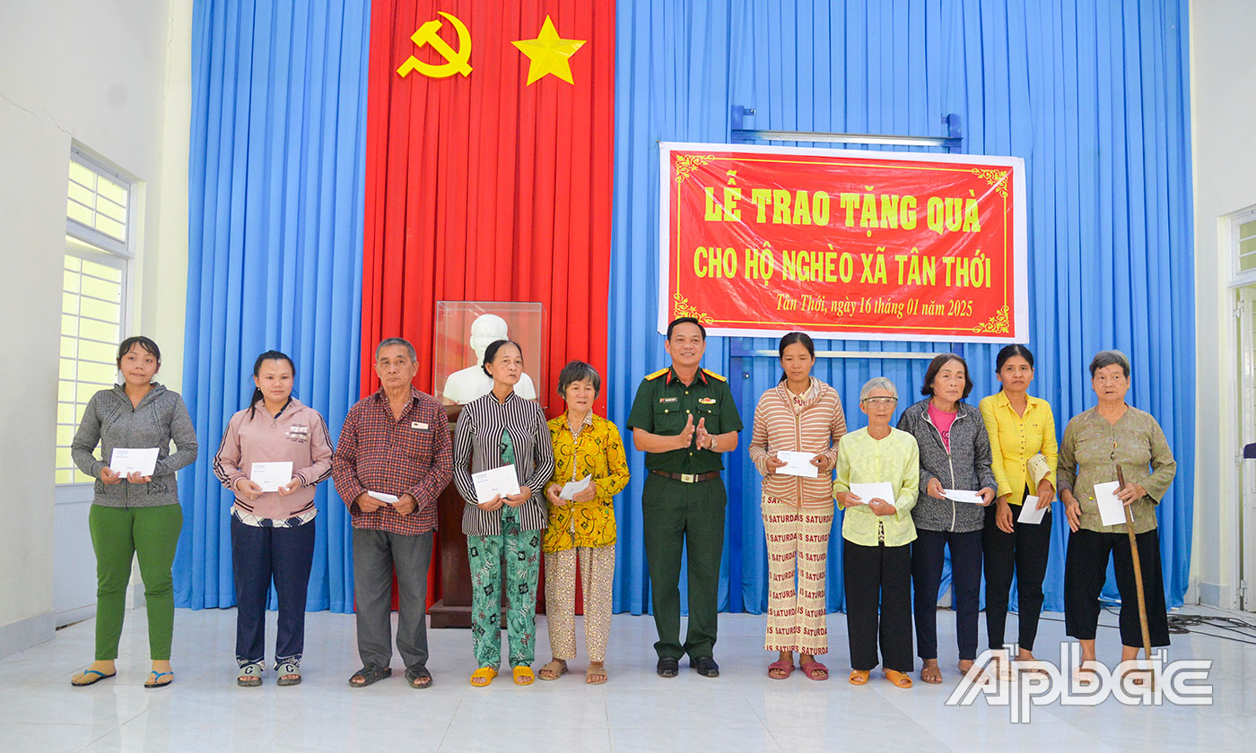 Đại tá Phạm Văn Thanh, Ủy viên Ban Thường vụ Tỉnh ủy, Chỉ huy trưởng Bộ Chỉ huy Quân sự tỉnh Tiền Giang tặng quà cho hộ nghèo tại xã Tân Thới. 