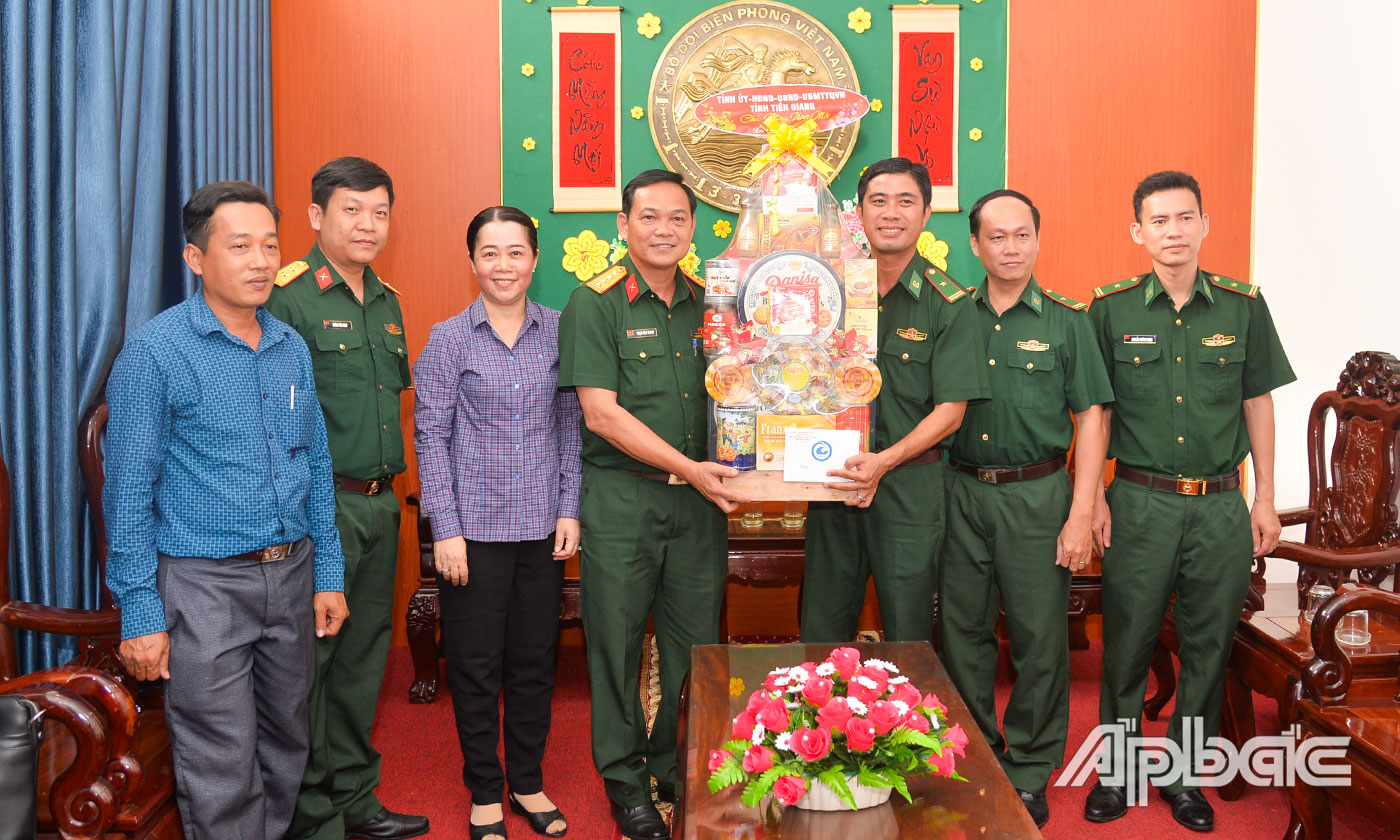 Đoàn đến thăm, chúc tết Đồn Biên phòng Phú Tân.