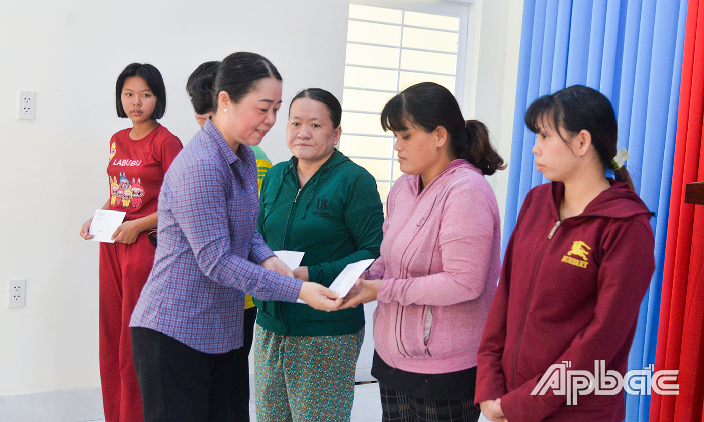 Đồng chí Nguyễn Thị Kiều Loan, Phó Giám đốc Sở LĐ-TB&XH trao quà cho hộ nghèo tại xã Tân Thới. 