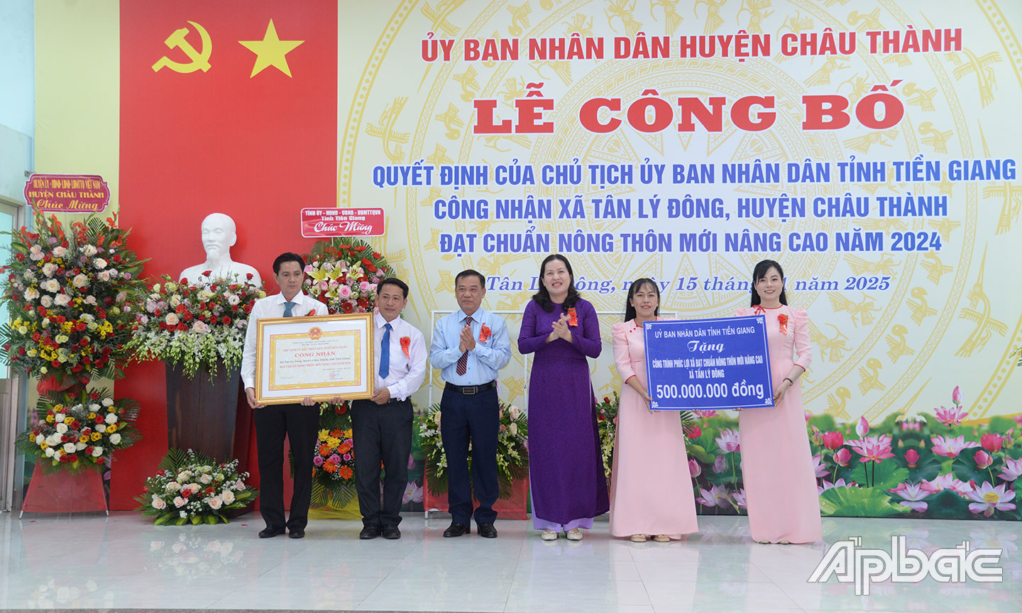 Đồng chí  Trần Hữu Phong,  Bí thư Huyện ủy Châu Thành và đồng chí Trần Thị Bé Bảy,  Phó Giám đốc Sở Nông nghiệp và  Phát triển nông thôn trao Bằng công nhận xã đạt chuẩn NTM nâng cao và Bảng tượng trưng tặng công trình phúc lợi trị giá 500 triệu đồng cho xã Tân Lý Đông.