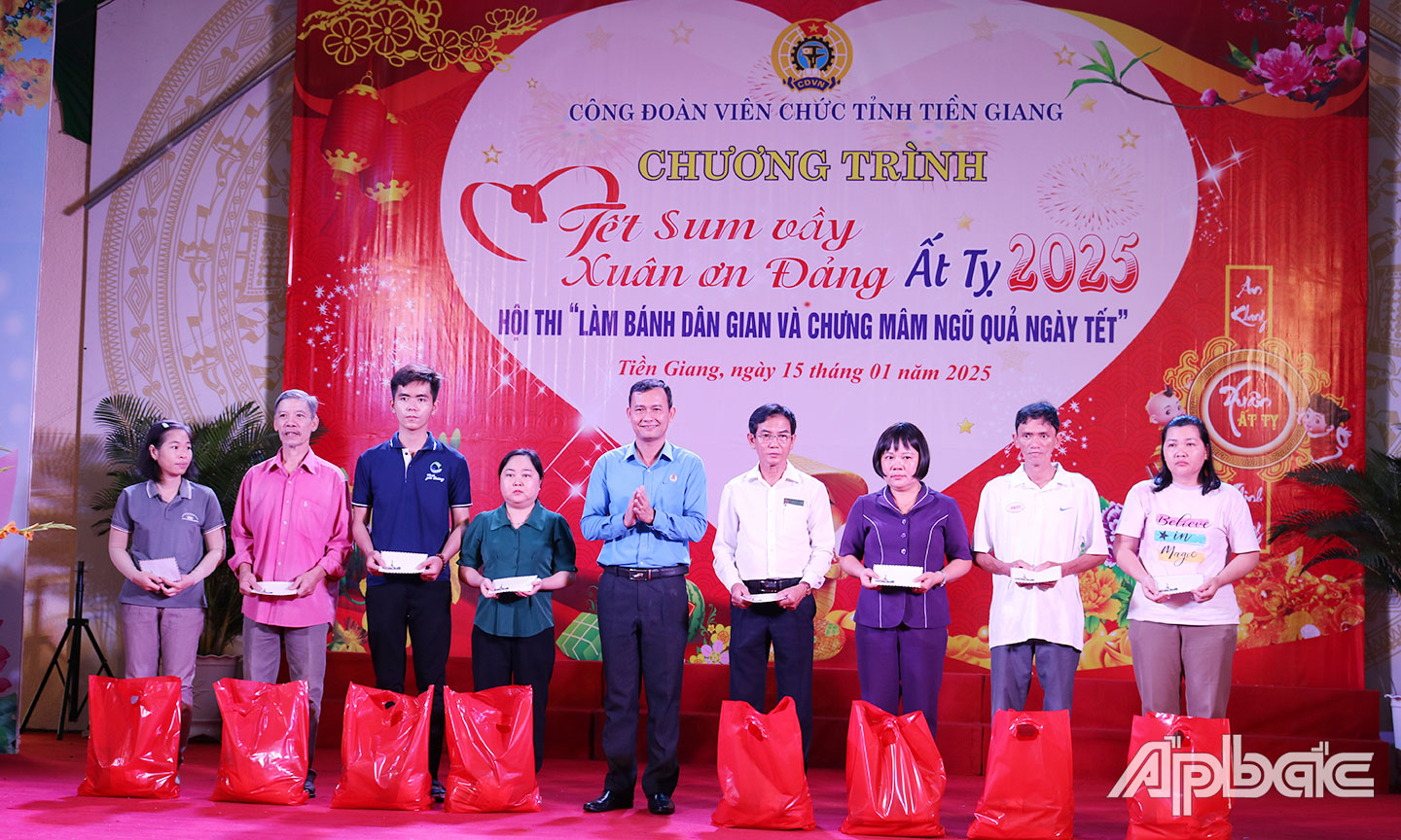  Đồng chí Hoàng Khắc Tinh trao quà cho đoàn viên, CBCCVCLĐ tại chương trình.