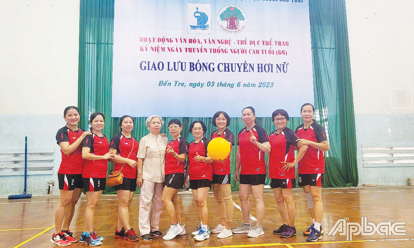  Cô Bảy Nga chụp ảnh lưu niệm với Đội nữ BCHNCT TX. Cai Lậy khi tham gia giao lưu thi đấu tại tỉnh Bến Tre. 