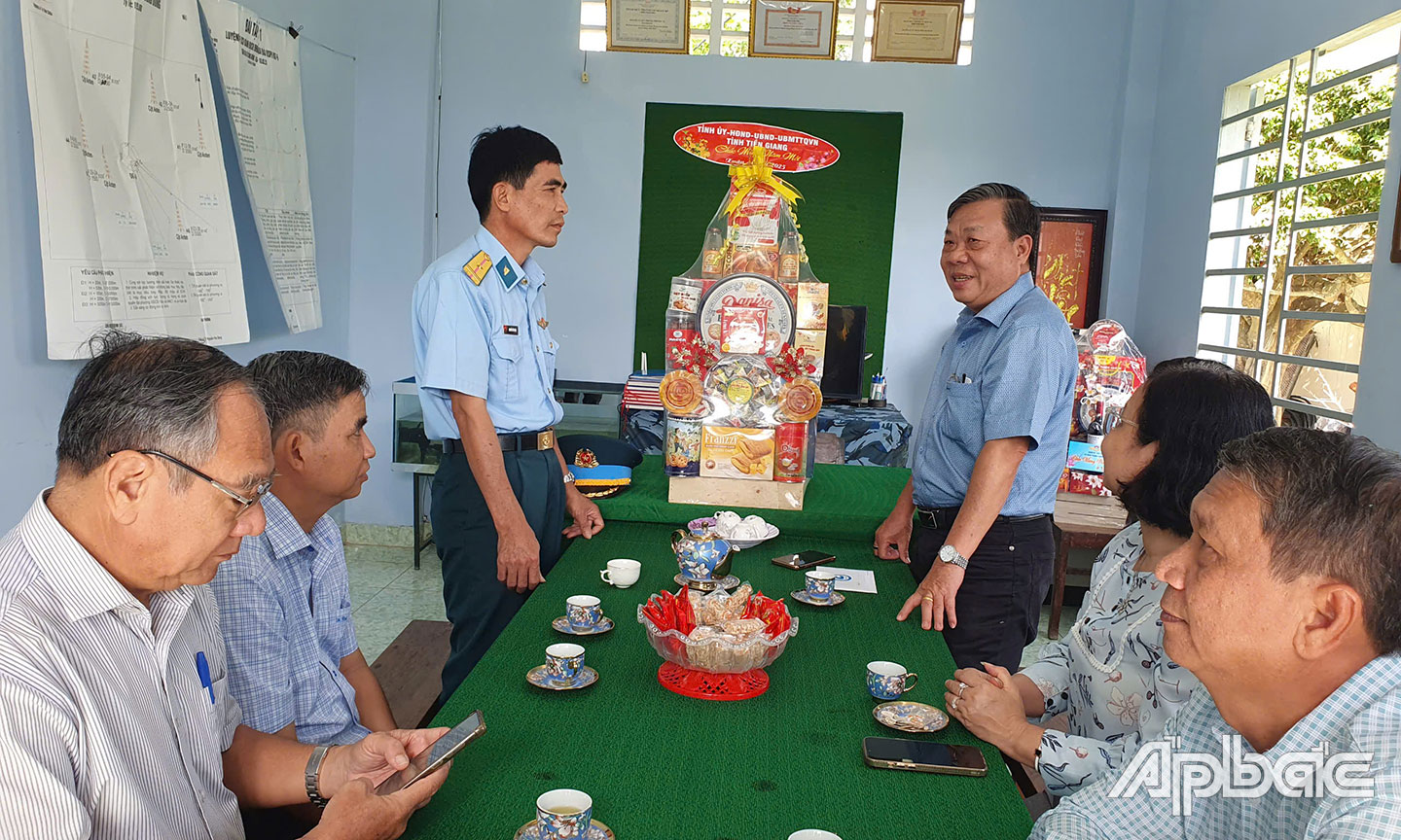Đồng chí Nguyễn Ngọc Trầm cùng lãnh đạo huyện Gò Công Đông thăm, tặng quà cho Đài quan sát phòng không - không quân huyện Gò Công Đông.