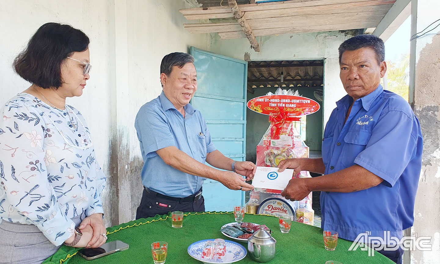 Đồng chí Nguyễn Ngọc Trầm cùng lãnh đạo huyện Gò Công Đông thăm, tặng quà cho Thương binh Cao Văn Hăng, ấp Hộ, xã Tân Điền, huyện Gò Công Đông.