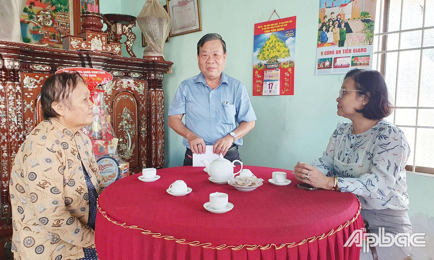 Đồng chí Nguyễn Ngọc Trầm cùng lãnh đạo huyện Gò Công Đông thăm, tặng quà cho bà Nguyễn Thị Hết là Vợ liệt sĩ, ấp Nam, xã Tân Điền, huyện Gò Công Đông