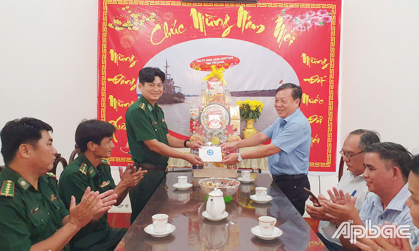 Đồng chí Nguyễn Ngọc Trầm cùng lãnh đạo huyện Gò Công Đông thăm, tặng quà cho Hải đội 2, huyện Gò Công Đông.