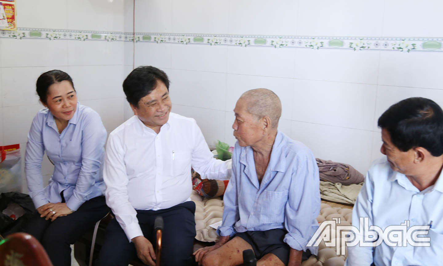 Đồng chí thăm hỏi sức khoẻ ông Nguyễn Văn Sáu.