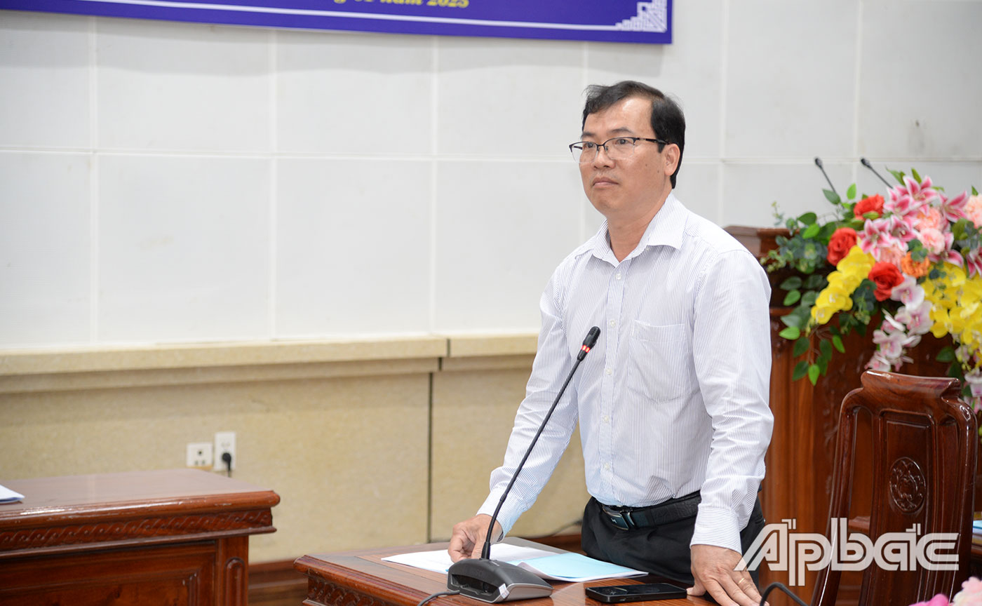 Phó Giám đốc Sở Xây dựng Nguyễn Văn Mẹo giải đáp các ý kiến của các đại biểu.