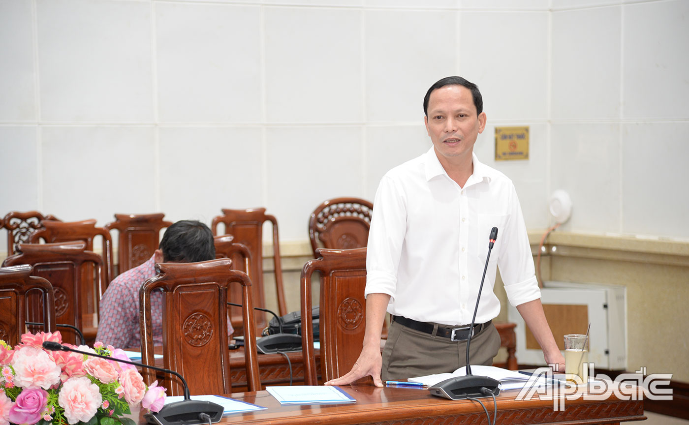 Phó Giám đốc Sở Xây dựng Trần Minh Đức giải đáp các ý kiến của các đại biểu.
