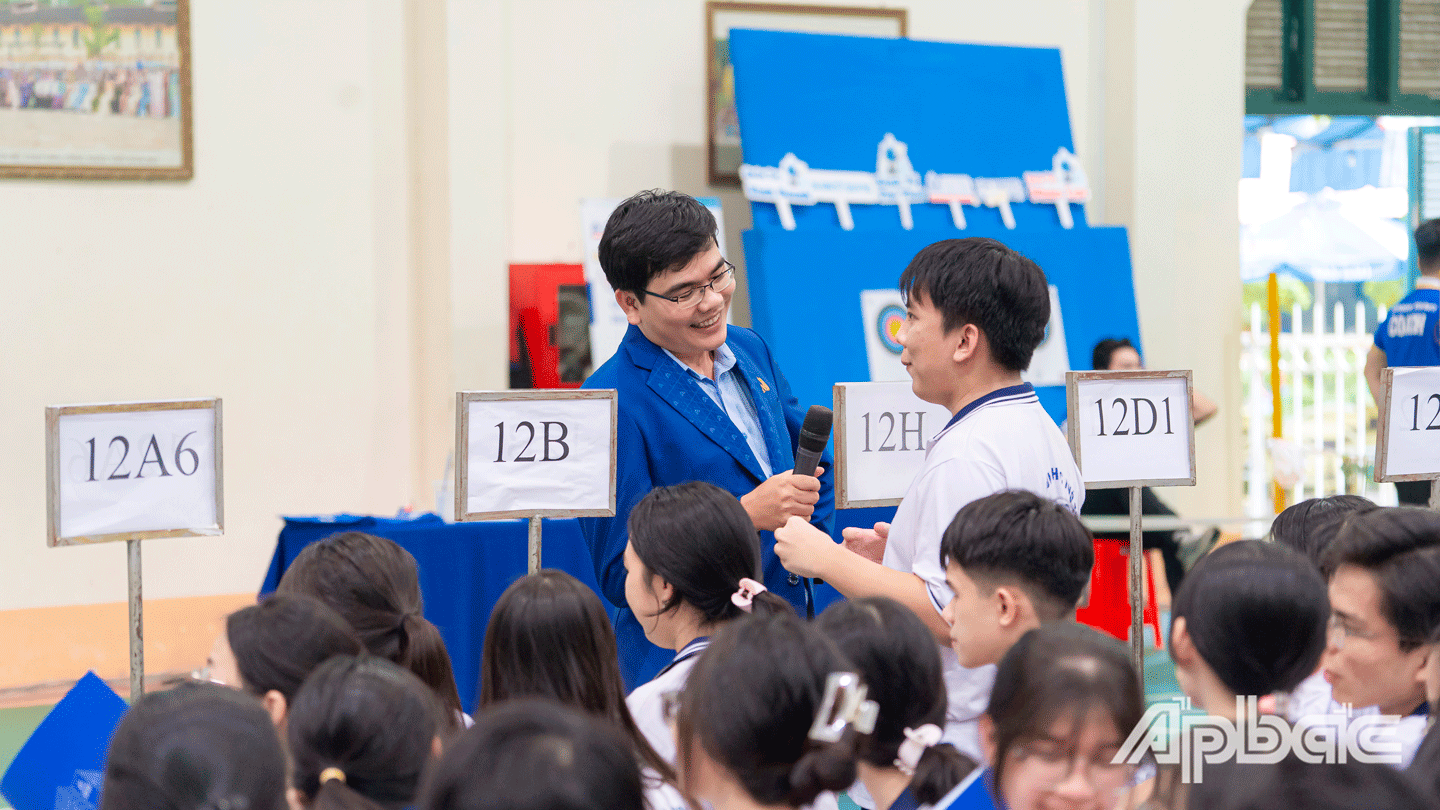 Học sinh trao đổi với diễn giả tại diễn đàn. 