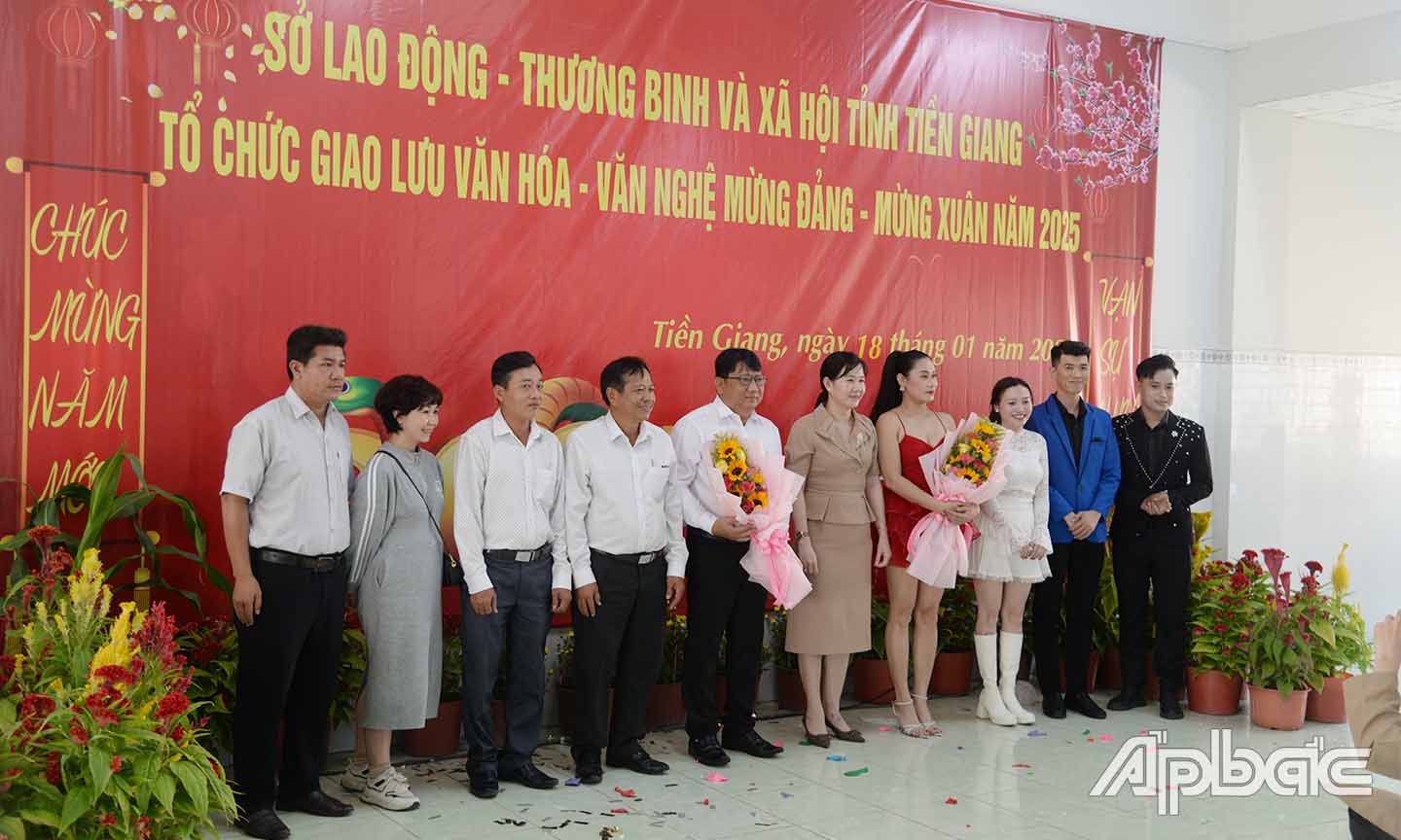 Đồng chí Nguyễn Thị Mỹ Nương tặng hoa cho các nghệ sĩ, đơn vị tham gia chương trình.