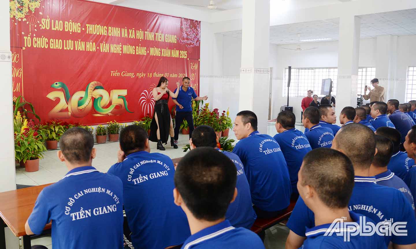 Học viên giao lưu văn nghệ cùng nghệ sĩ tại chương trình.