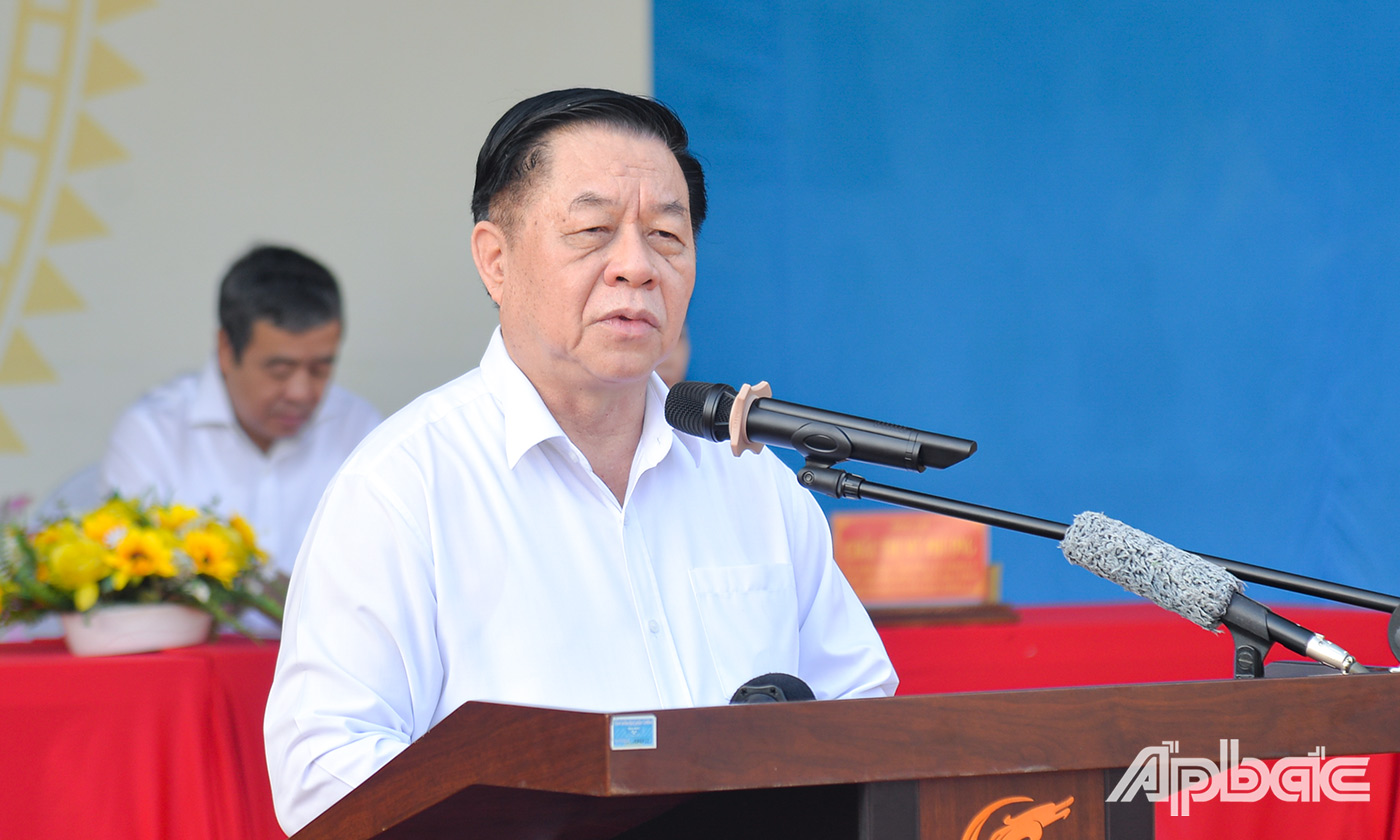 Đồng chí Nguyễn Trọng Nghĩa, Ủy viên Bộ Chính trị, Bí thư Trung ương Đảng, Trưởng Ban Tuyên giáo Trung ương phát biểu tại buổi trao quà.