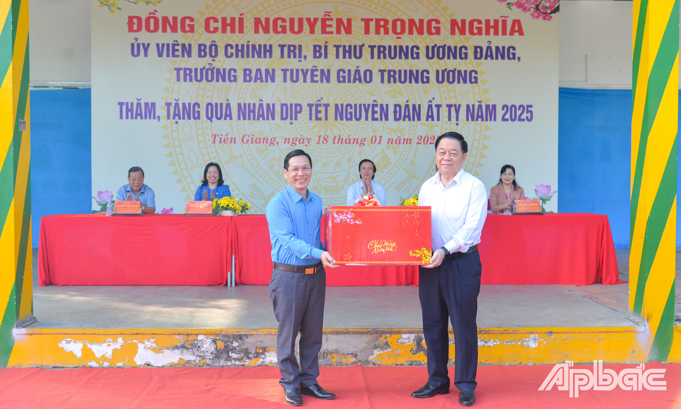 Đồng chí Nguyễn Trọng Nghĩa tặng phần quà gửi đến đội ngũ cán bộ Công đoàn tỉnh Tiền Giang.