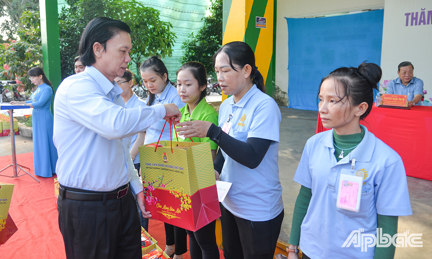Đồng chí Nguyễn Văn Danh, Ủy viên Ban Chấp hành Trung ương Đảng, Bí thư Tỉnh ủy, Trưởng Đoàn Đại biểu Quốc hội tỉnh Tiền Giang tặng quà cho công nhân, lao động có hoàn cảnh khó khăn tại Khu công nghiệp Long Giang.