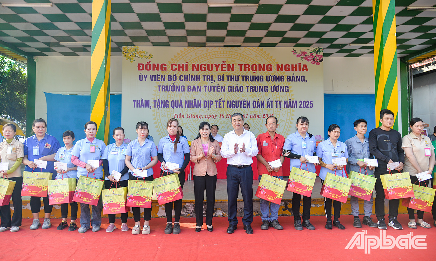 Đồng chí Ngô Đông Hải và đồng chí Châu Thị Mỹ Phương trao quà quà cho công nhân, lao động có hoàn cảnh khó khăn tại Khu công nghiệp Long Giang.