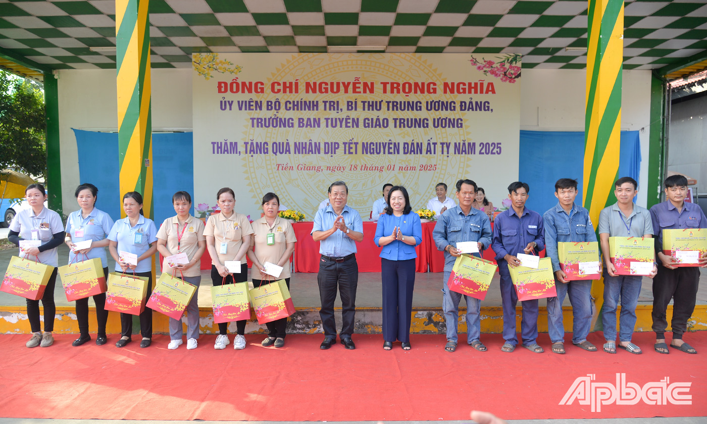 Đồng chí Thái Thu Xương và đồng chí Nguyễn Ngọc Trầm trao quà cho công nhân, lao động có hoàn cảnh khó khăn tại Khu công nghiệp Long Giang.