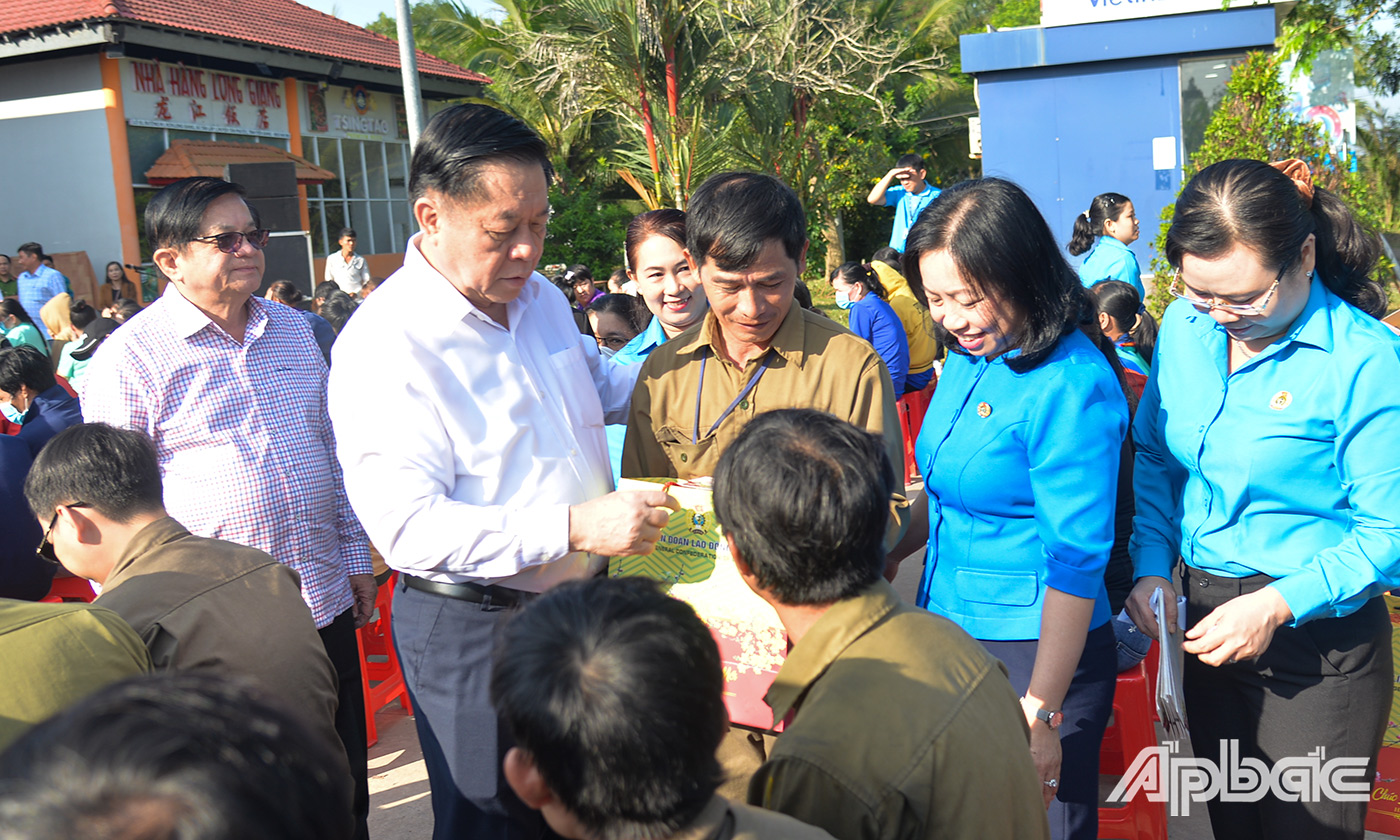 Đồng chí Nguyễn Trọng Nghĩa thăm hỏi, động viên công nhân có hoàn cảnh khó khăn.