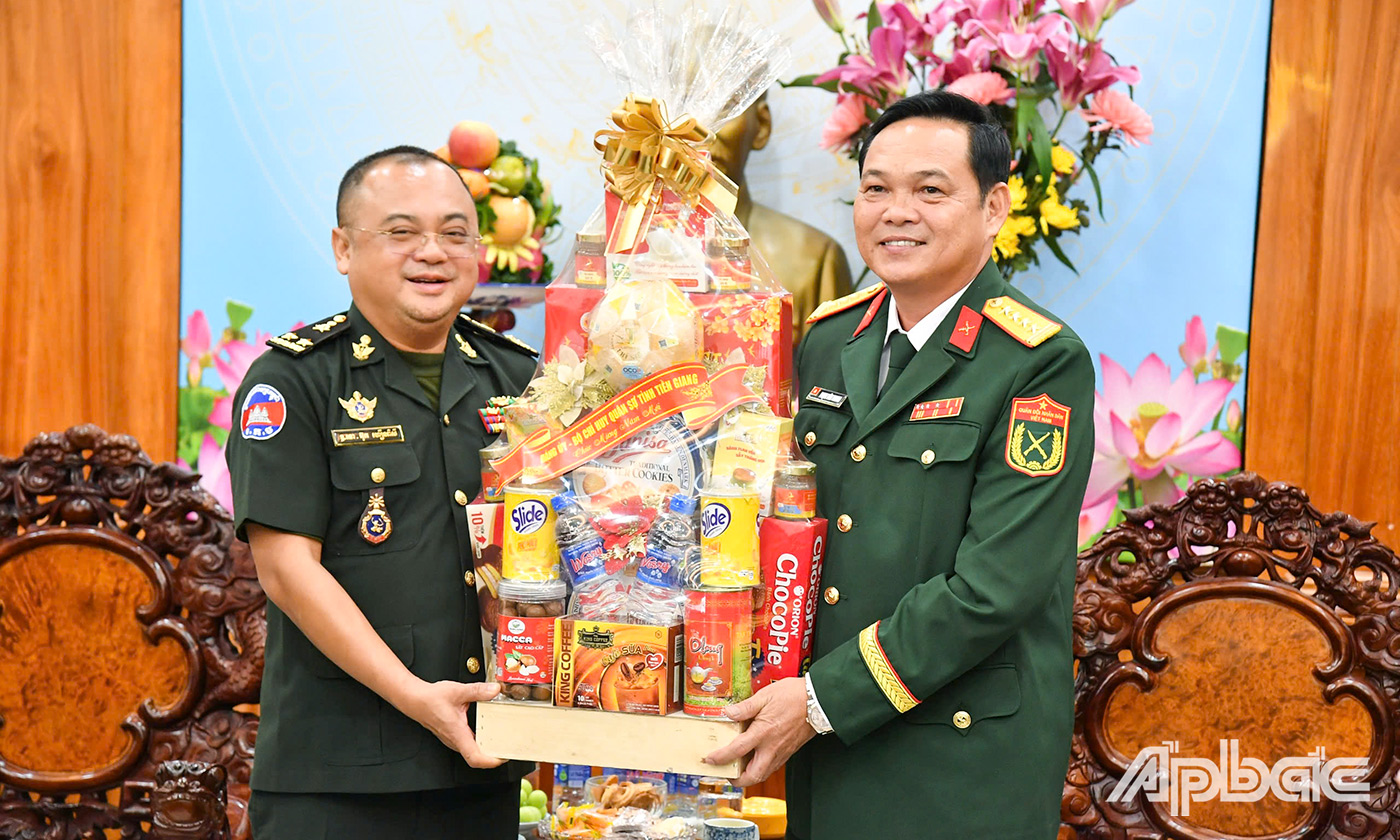 Đại tá Phạm Văn Thanh, Chỉ huy trưởng Bộ CHQS tỉnh Tiền Giang tặng quà cho Trung tướng Ouk Hoeun Pisey.
