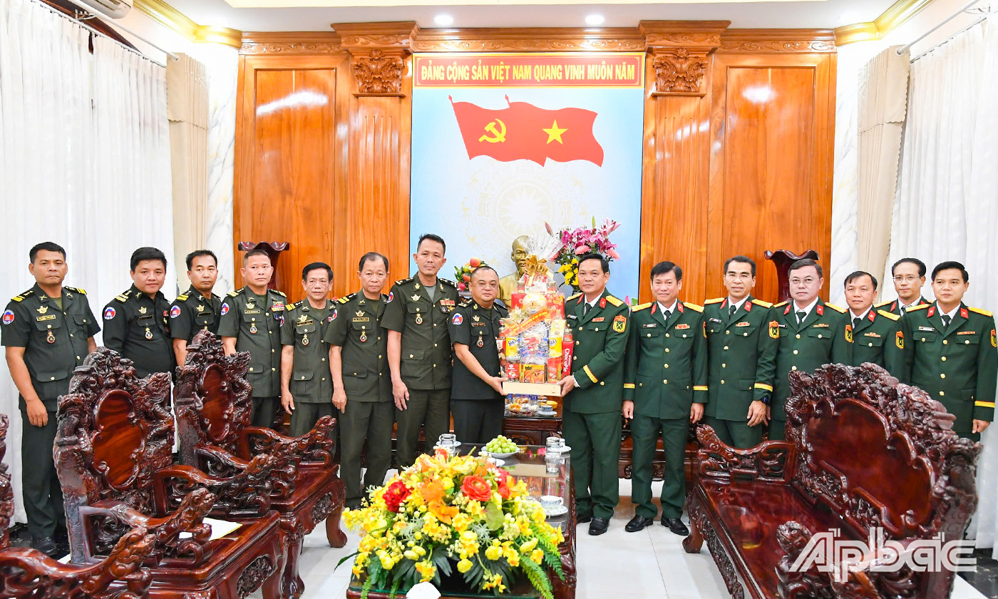 Đoàn Cục Phát triển, Bộ Quốc phòng Campuchia đến thăm, chúc tết Bộ Chỉ huy Quân sự tỉnh Tiền Giang.