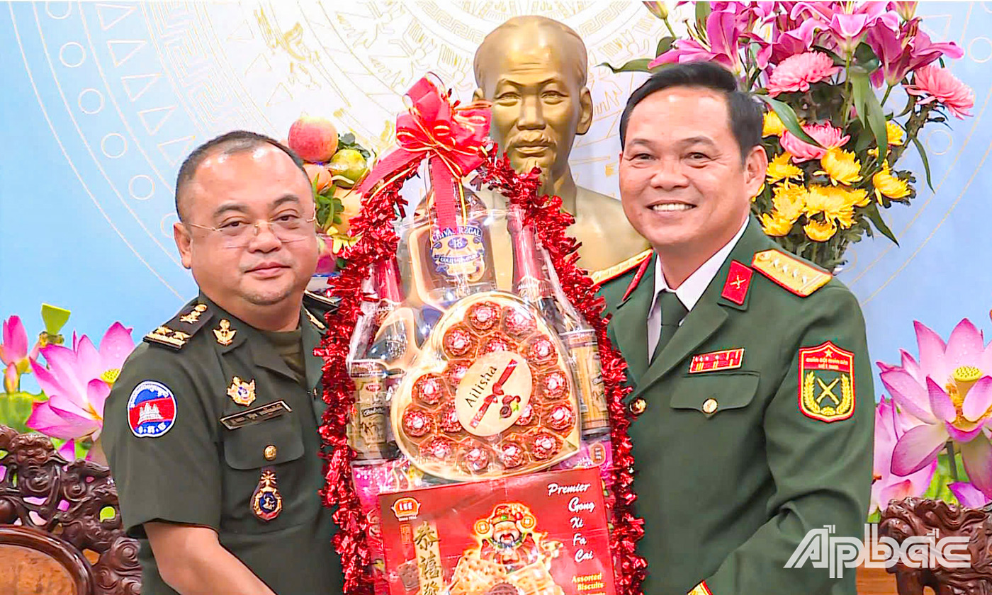 Trung tướng Ouk Hoeun Pisey tặng quà cho Bộ CHQS tỉnh Tiền Giang.