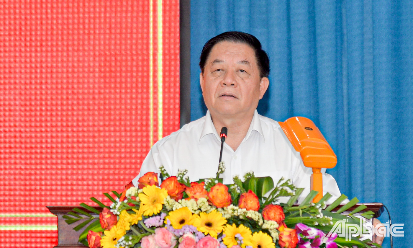 Đồng chí Nguyễn Trọng Nghĩa, Ủy viên Bộ Chính trị, Bí thư Trung ương Đảng, Trưởng Ban Tuyên giáo Trung ương phát biểu tại buổi trao quà.