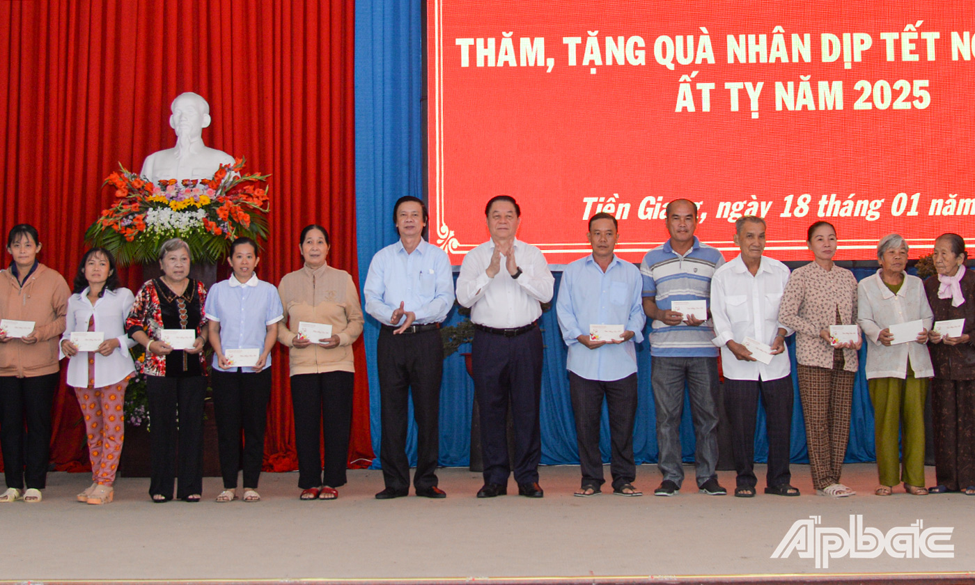 Đồng chí Nguyễn Trọng Nghĩa và đồng chí Nguyễn Văn Danh tặng quà cho gia đình chính sách của huyện Cai Lậy