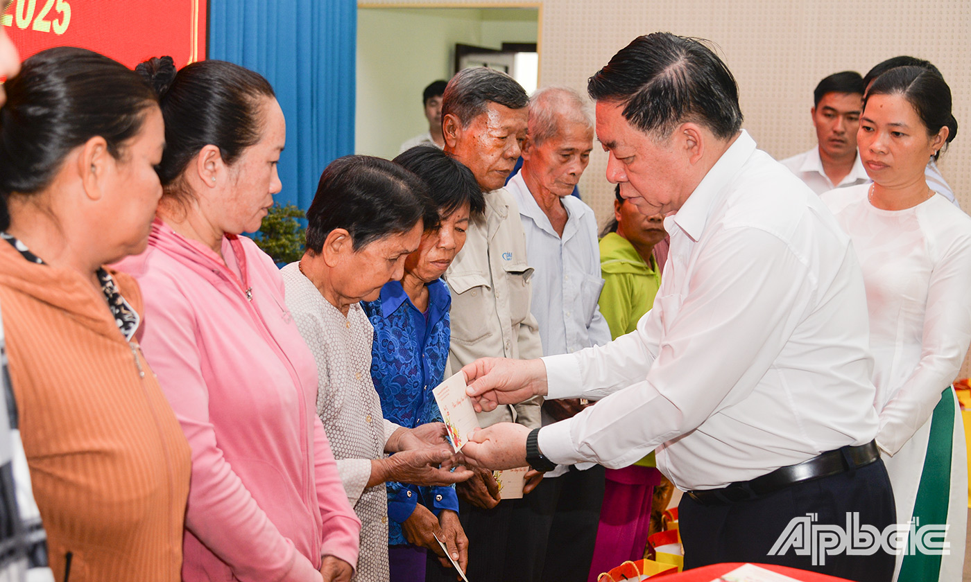 Đồng chí Nguyễn Trọng Nghĩa tặng quà cho hộ nghèo, hộ cận nghèo, hộ có hoàn cảnh đặc biệt khó khăn.