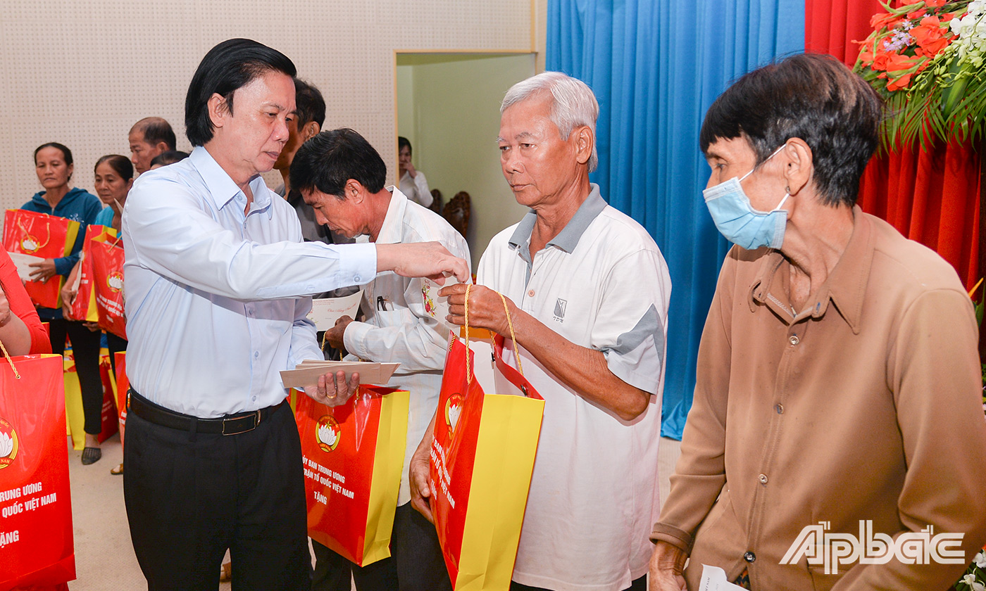 Đồng chí Nguyễn Văn Danh tặng quà cho hộ nghèo, hộ cận nghèo, hộ có hoàn cảnh đặc biệt khó khăn.
