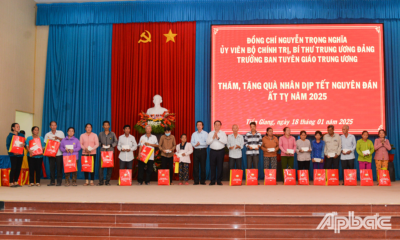 Đồng chí Nguyễn Trọng Nghĩa và đồng chí Nguyễn Văn Danh tặng quà cho hộ nghèo, hộ cận nghèo, hộ có hoàn cảnh đặc biệt khó khăn.