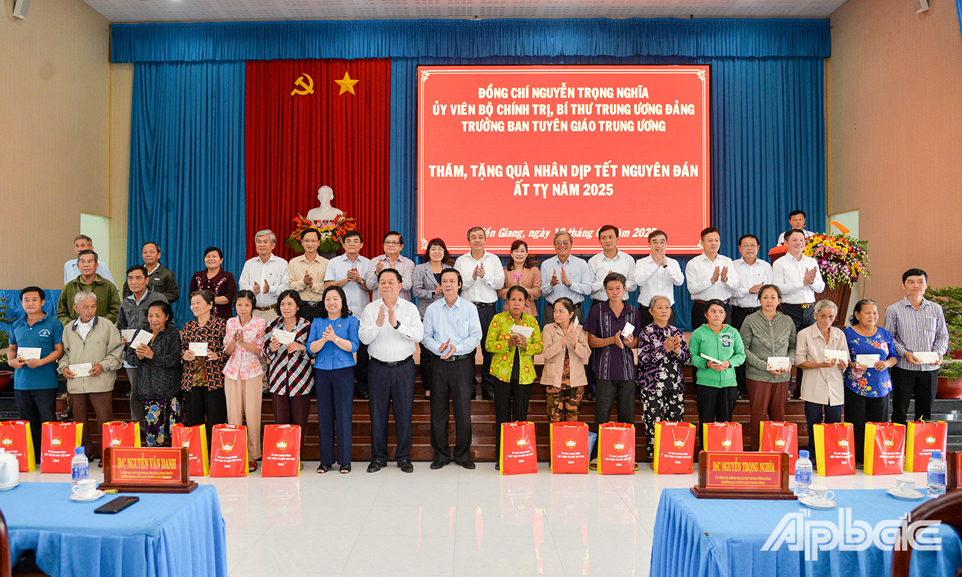 Đại biểu tham dự buổi trao quà chụp ảnh lưu niệm.