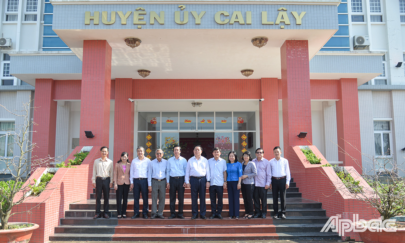 Đoàn công tác Trung ương và tỉnh Tiền Giang chụp ảnh lưu niệm tại Huyện Ủy Cai Lậy.