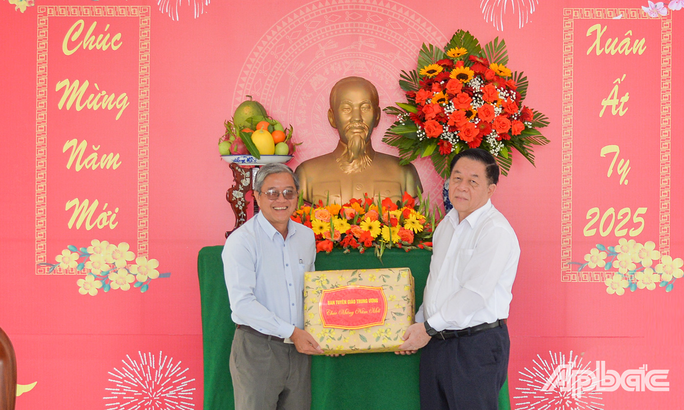 Đồng chí Nguyễn Trọng Nghĩa, Ủy viên Bộ Chính trị, Bí thư Trung ương Đảng, Trưởng Ban Tuyên giáo Trung ương tặng quà Tết cho Huyện ủy Cai Lậy.