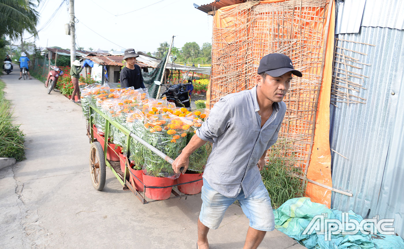 Người dân địa phương có thêm thu nhập nhờ các nghề 