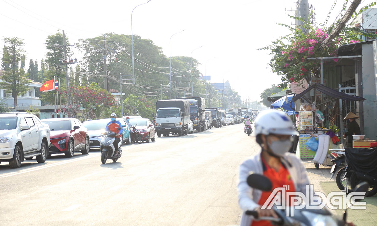 Phương tiện nối đuôi nhau trên đường tỉnh 864.