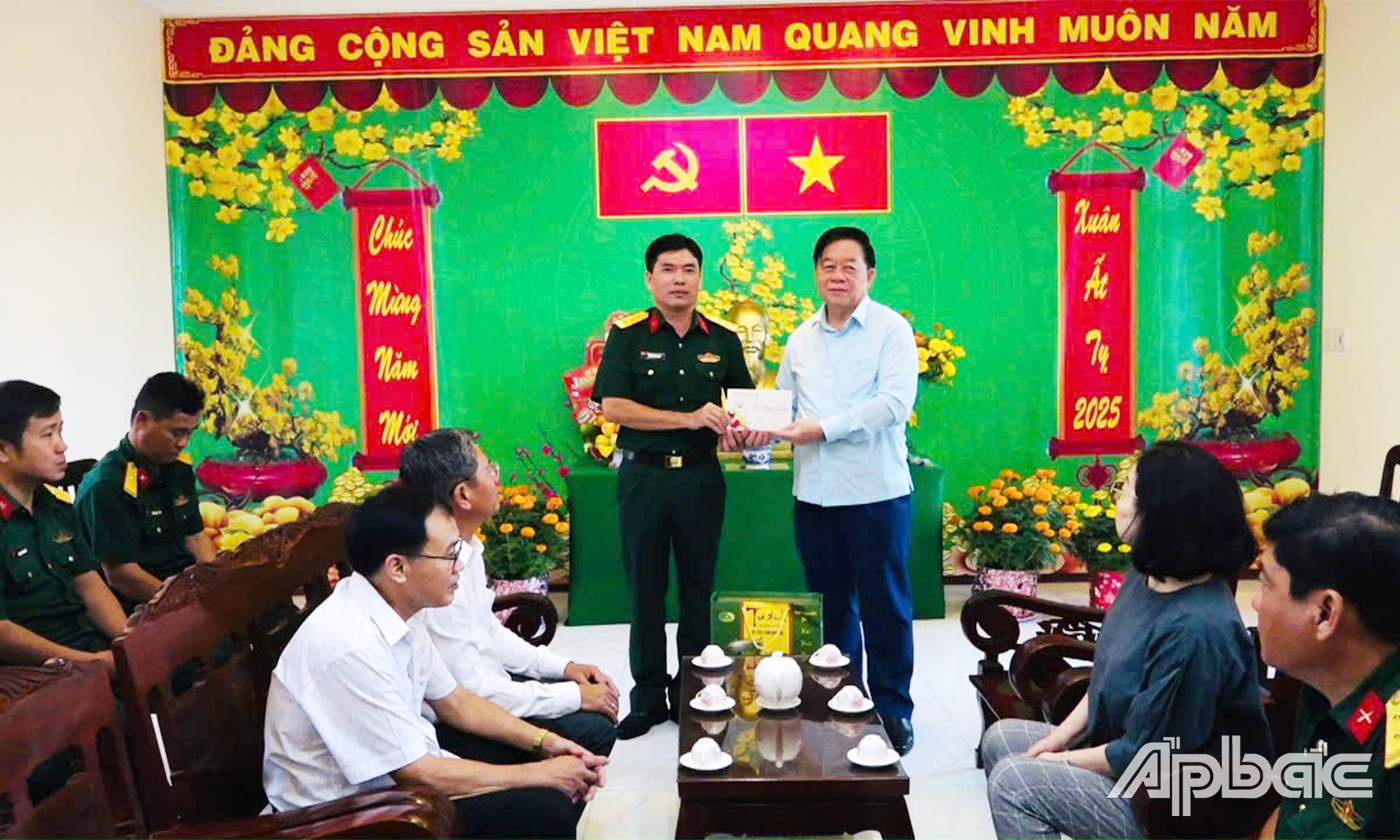 Đồng chí Trưởng Ban Tuyên giáo Trung ương tặng quà cho tập thể cán bộ, chiến sĩ Ban Chỉ huy Quân sự huyện Gò Công Tây 