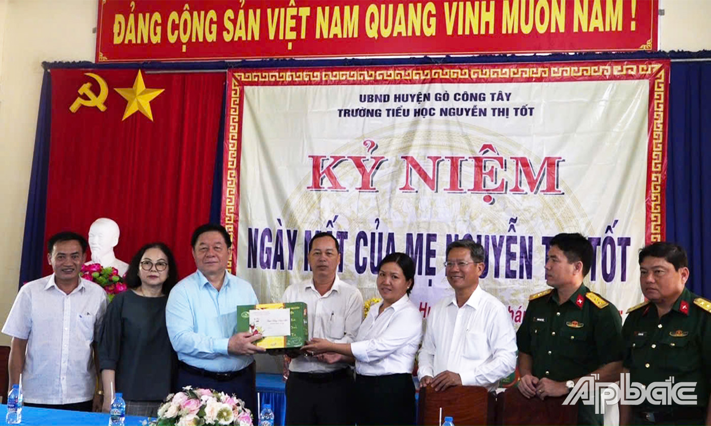 Đông chí Nguyễn Trọng Nghĩa tặng quà Đảng ủy xã Vĩnh Hựu