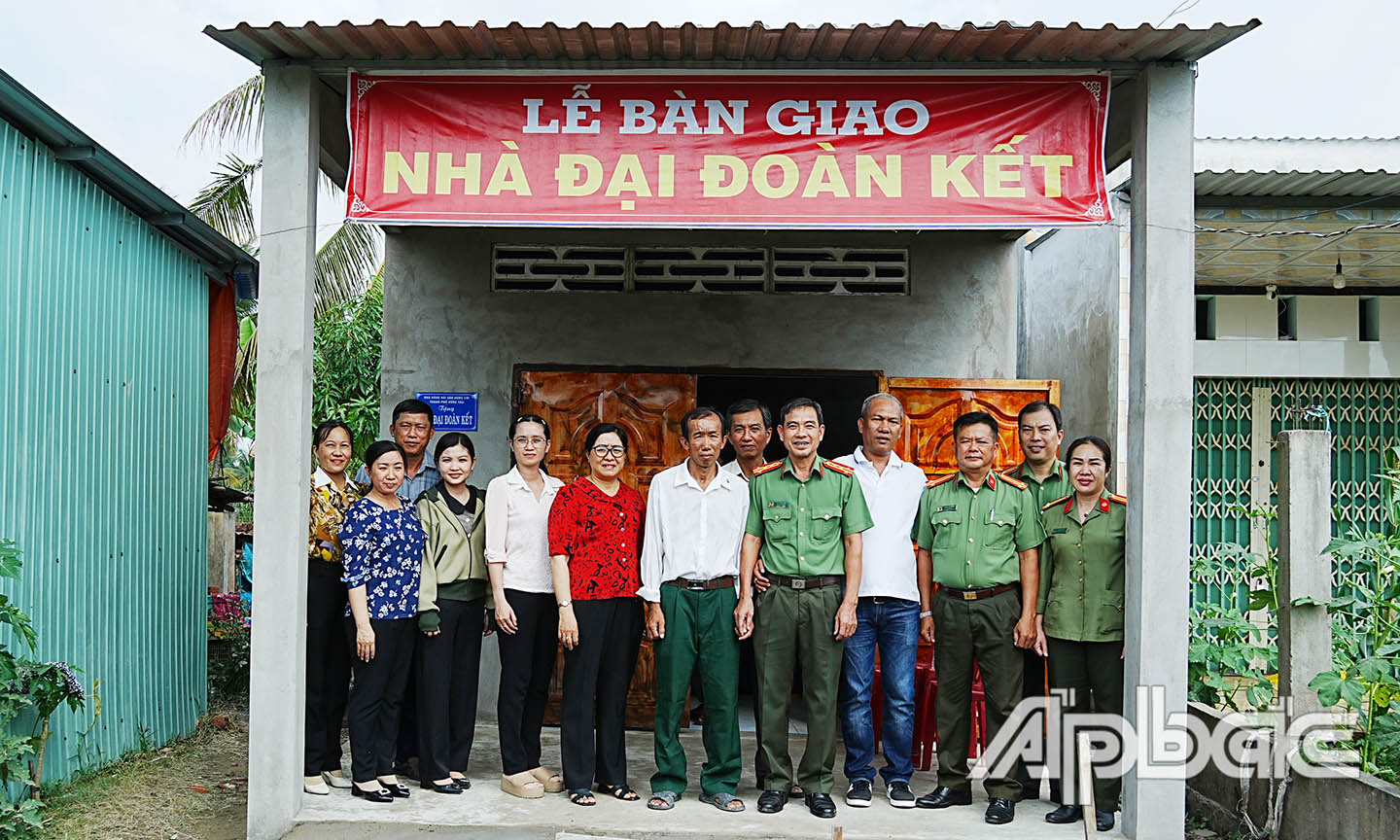 Bàn giao nhà đại đoàn kết cho ông