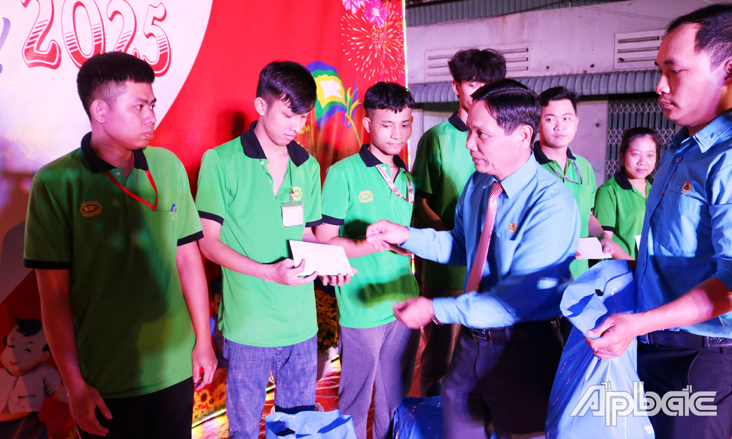  Đồng chí Lê Minh Hùng tặng quà tết cho công nhân, lao động tại Chương trình “Tết sum vầy - Xuân ơn Đảng” năm 2025. Ảnh: LÝ OANH