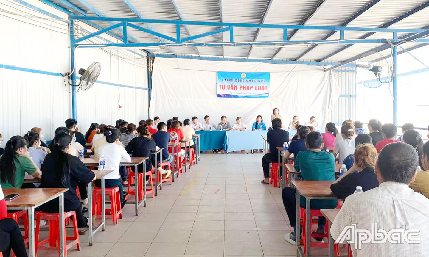 LĐLĐ TP. Mỹ Tho tổ chức tư vấn pháp luật trực tiếp cho công nhân, lao động tại Công ty TNHH MTV Choi&Shin’s Vina năm 2024.                                                                        Ảnh: LÝ OANH