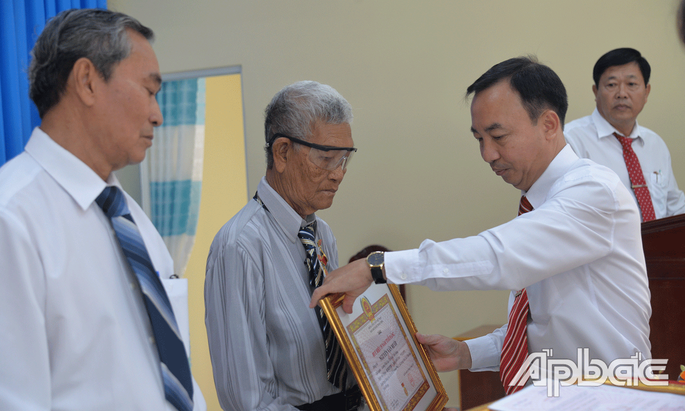 Đồng chí Phạm Hùng Vinh trao Huy hiệu Đảng cho các đảng viên.
