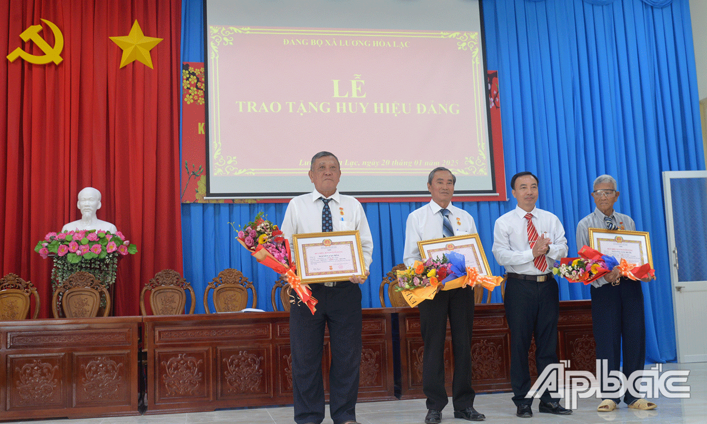 Trao Huy hiệu Đảng cho 3 đảng viên.