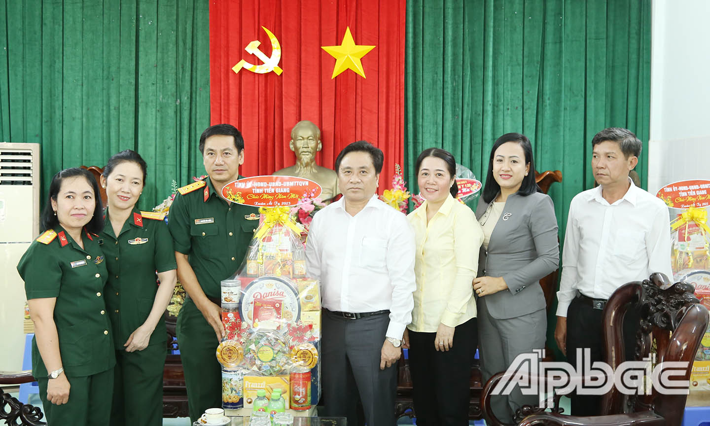 Đoàn chúc tết Trung tâm Nuôi trồng nghiên cứu chế biến dược liệu - Cục Hậu cần - Kỹ thuật Quân khu 9 (Trại rắn Đồng Tâm).