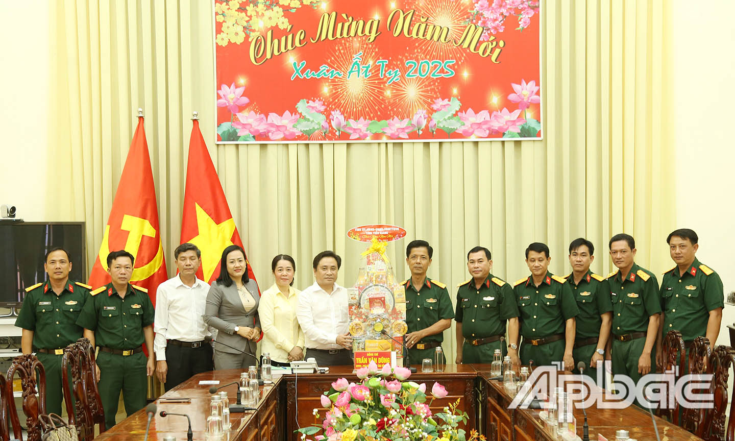 Đoàn chúc tết tại Sư đoàn 8, Quân khu 9.