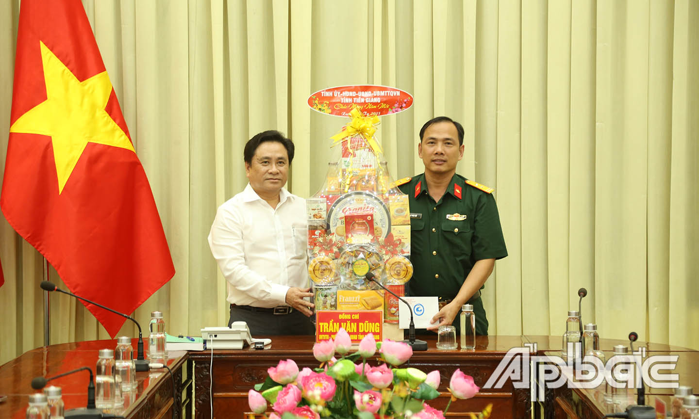 Đoàn chúc tết Tiểu đoàn Tăng, thiết giáp.