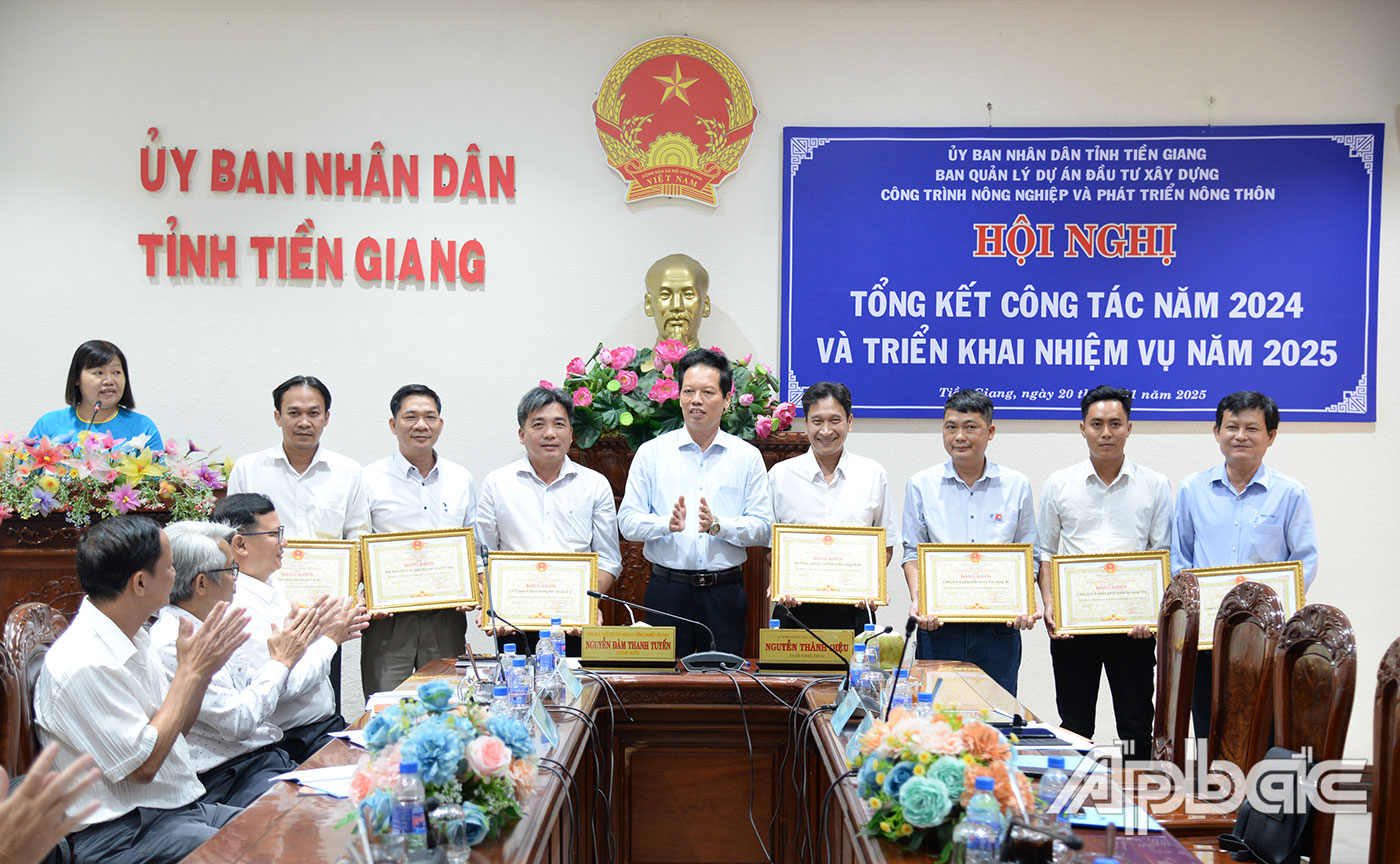 Đồng chí Nguyễn Thành Diệu tặng Bằng khen của Chủ tịch UBND tỉnh Tiền Giang cho các tập thể có thành tích đóng góp trong hoàn thành Dự án Xử lý các đoạn sạt lở cấp bách trên kinh 28.