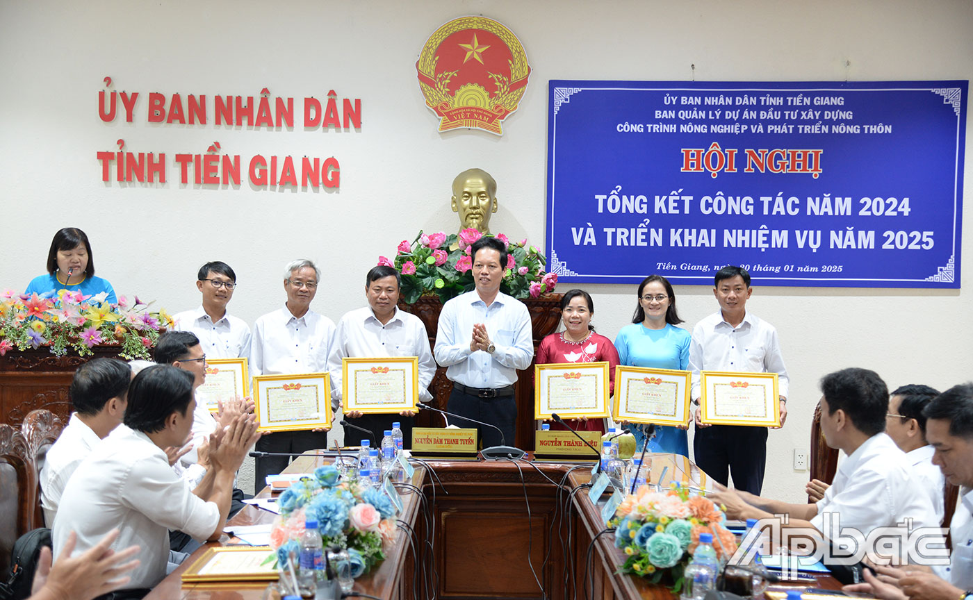 Tặng Giấy khen của Ban Quản lý dự cho các cá nhân.
