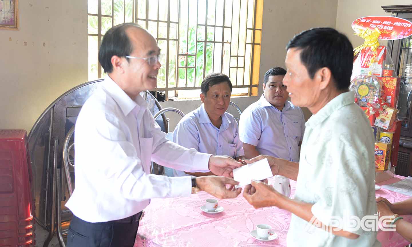 Đồng chí Trần Kim Trát đến thăm và tặng quà các gia đình chính sách ở xã Trung An, TP. Mỹ Tho.